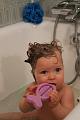 2013-12-30 Zelie assise dans le bain et Tim 008